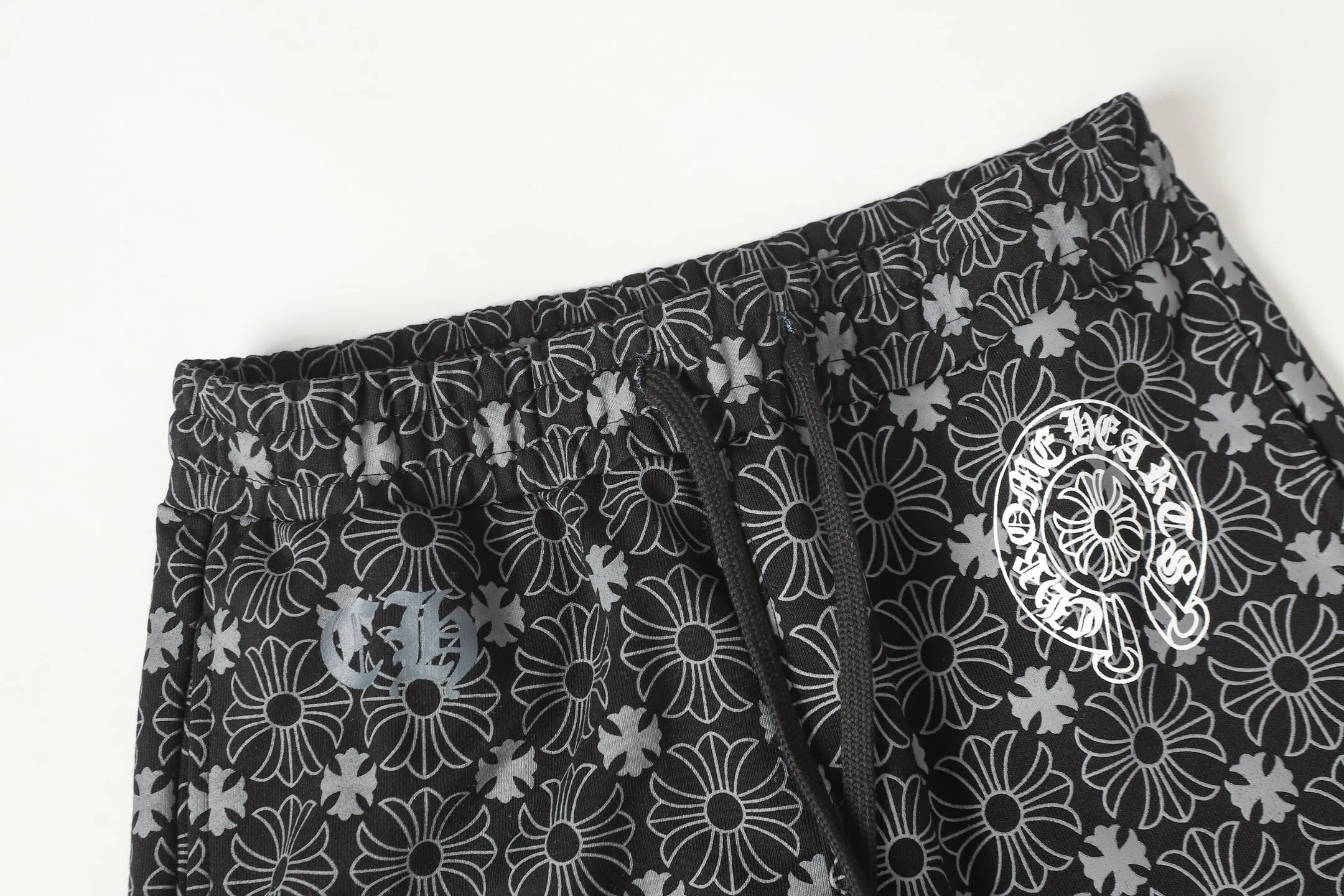 P280 #W5001 cross-border model. Those who pursue quality, please do not place an order. -Chrome Hearts/Chrome Hearts dark pattern all-over Sanskrit letter printed trousers, casual pants and sweatpants -High weight, high density and high quality. The wool is soft, delicate and skin-friendly. It feels soft and silky. It has excellent warmth and skin-friendly properties.